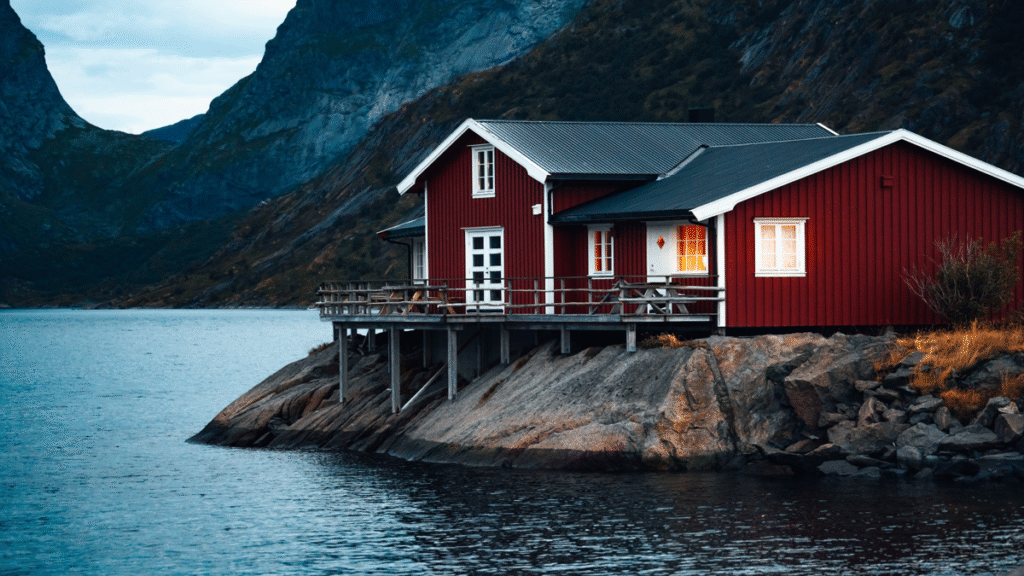Röd stuga med brygga byggd på klippor vid sjö i Sverige som exempel på bygglov brygga undantag