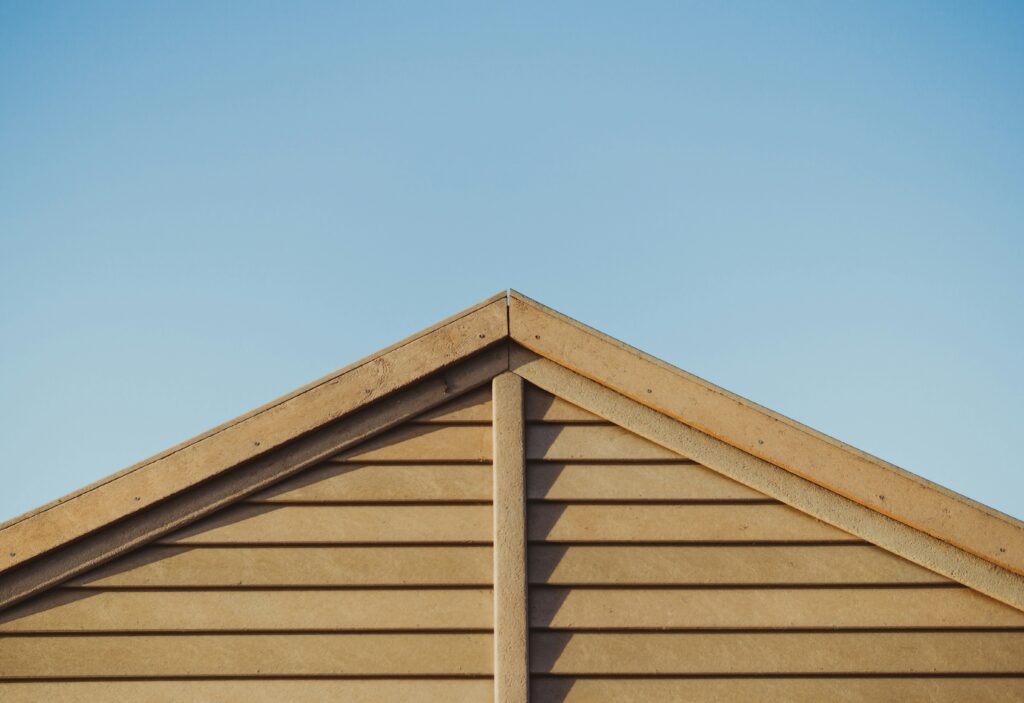 Närbild på träpanel och hustak inför fasadrenovering i Upplands-Bro, Bygga Klart