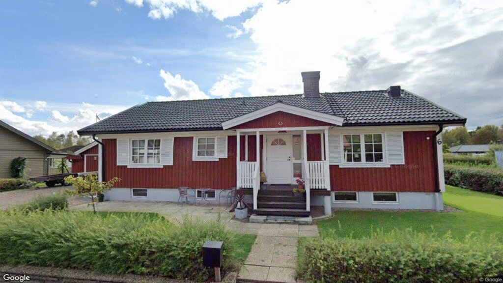 Fasadbyte 70-talshus med röd träpanel i klassisk svensk stil