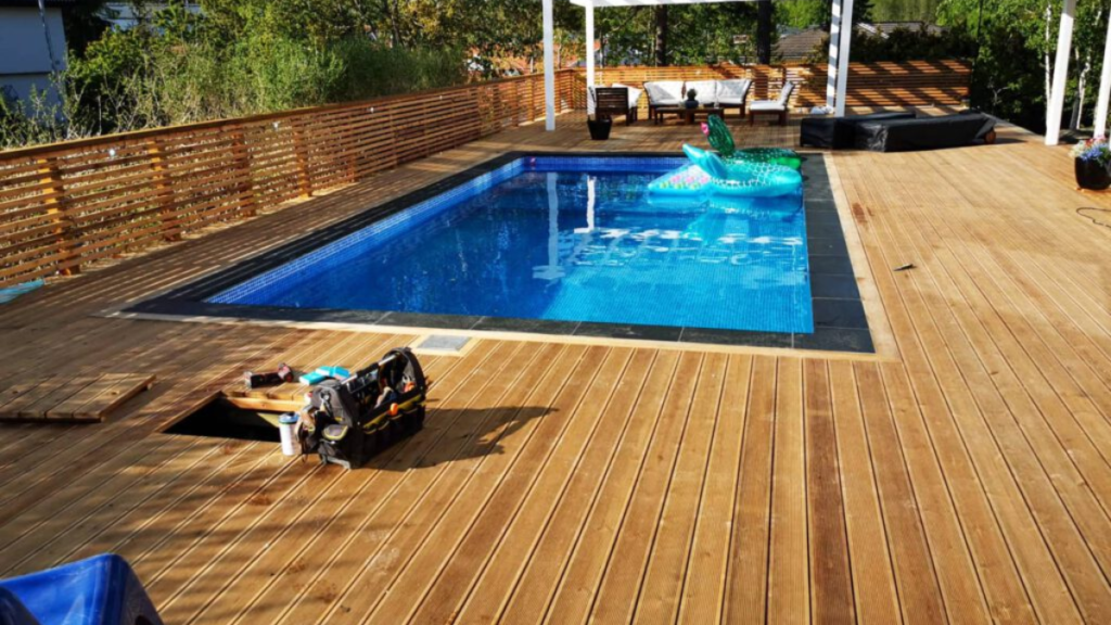 altan runt pool